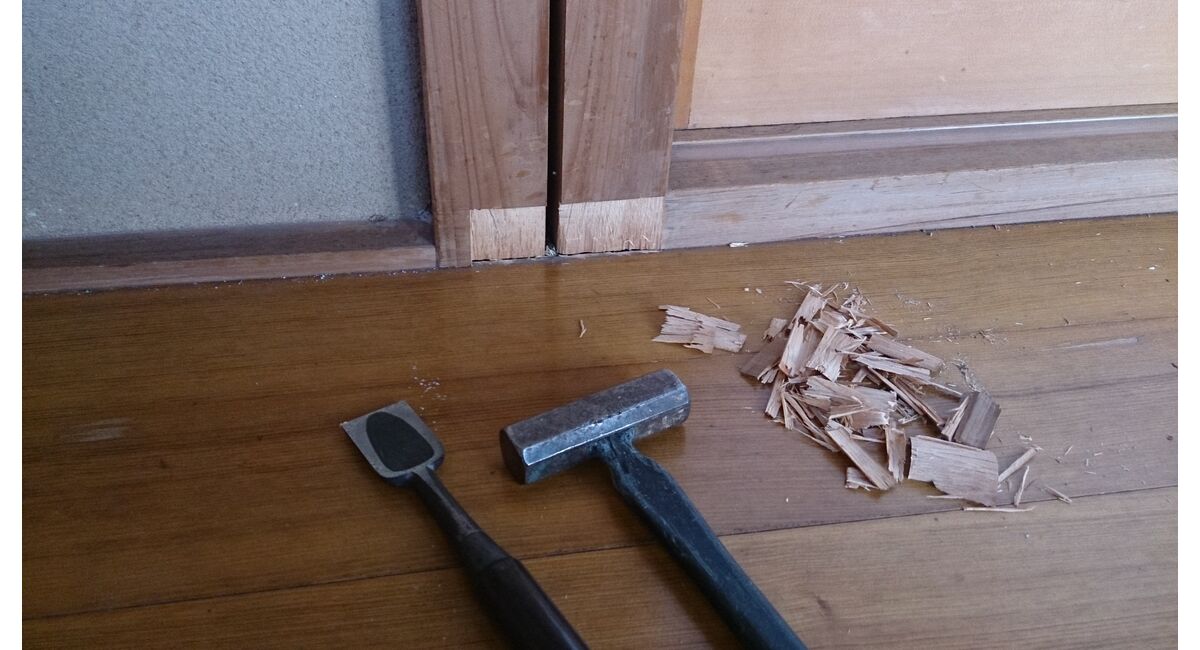 檜4寸柱を鑿でかく